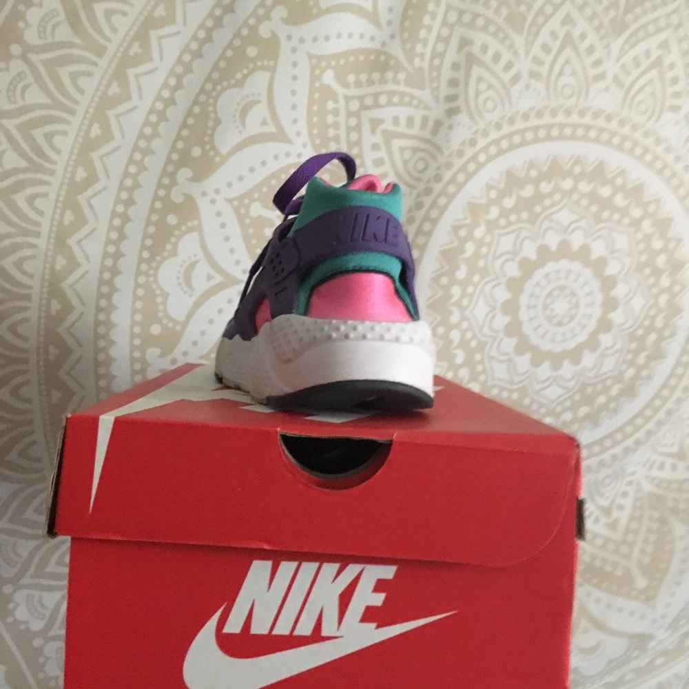 Nike - Picture 3 of 5